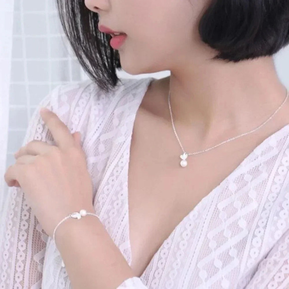 925 Sterling Silver Dainty Pearl Leaf Necklace - Picture 3 of 3